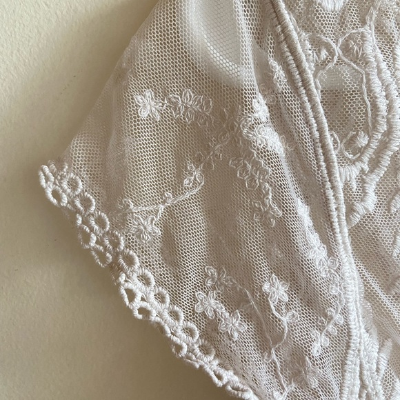 White lace/embroidered top size XS - Picture 2 of 7